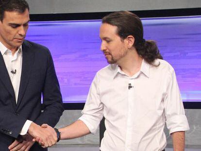 Pedro S&aacute;nchez, l&iacute;der del PSOE, dando la mano a Pablo Iglesias, l&iacute;der de Podemos.