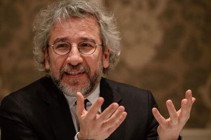 El director del diario turco Cumhuriyet, Can D&uuml;ndar, durante una rueda de prensa este mi&eacute;rcoles tras su excarcelaci&oacute;n el viernes. 
 