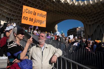 Los manifestantes a favor de la sanidad pública se congregaban el sábado en la plaza de Las Setas de Sevilla para escuchar el manifiesto final.