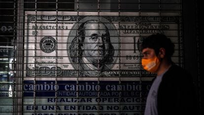 Una persona camina frente a una casa de cambio, en Buenos Aires (Argentina).