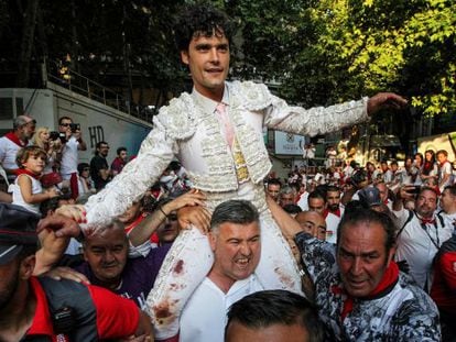 Miguel Abellan sale a hombros de la plaza de toros de Pamplona al cortar dos orejas. 