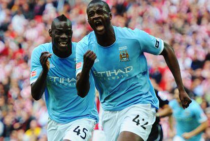 Touré y Balotelli celebran el triunfo