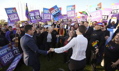 Manifestants pro matrimoni homosexual celebren l'aprovació de la nova llei.