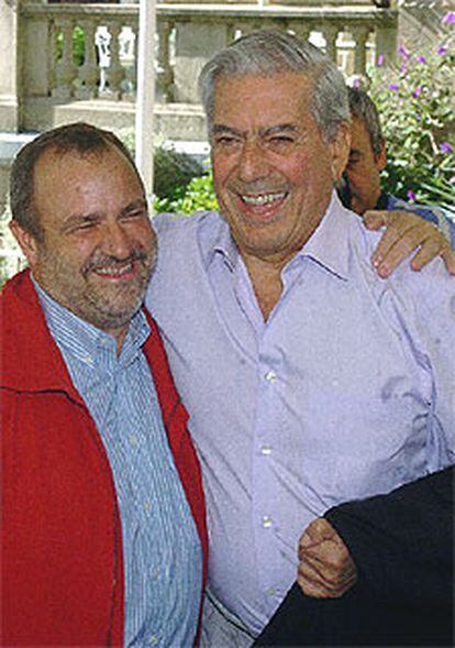 Mikel Olaciregui y Mario Vargas Llosa.