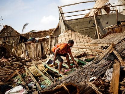 Un hombre retira escombros de una casa destruida después del paso del ciclón Batsirai, en la ciudad de Mananjary, Madagascar, el 8 de febrero de 2022