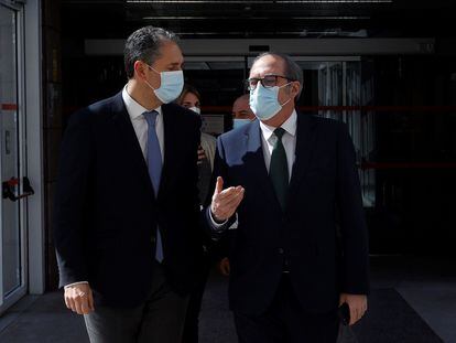 El portavoz del PSOE en la Asamblea de Madrid, Ángel Gabilondo (a la derecha) y el diputado José Cepeda, tras registrar este miércoles una moción de censura contra Díaz Ayuso.