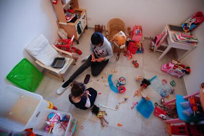 Una madre juega con su hija en Cisternino (Italia) durante el confinamiento.