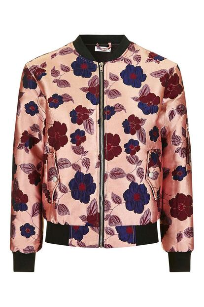 Una vuelta de tuerca a la clásica bomber que tanto hemos visto. Esta estampada es de Topshop y cuesta 76 euros.