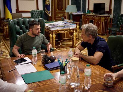 FILE PHOTO: Ukraine's President Volodymyr Zelenskiy meets with Hollywood actor and Goodwill Ambassador Ben Stiller, as Russia's attack on Ukraine continues, in Kyiv, Ukraine June 20, 2022. Ukrainian Presidential Press Service/Handout via REUTERS ATTENTION EDITORS - THIS IMAGE HAS BEEN SUPPLIED BY A THIRD PARTY./File Photo