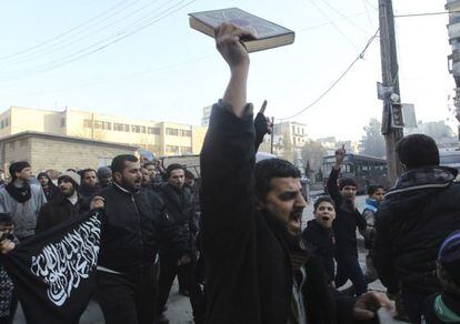 Manifestaci&oacute;n islamista contra la lucha entre rebeldes en Alepo, Siria. 