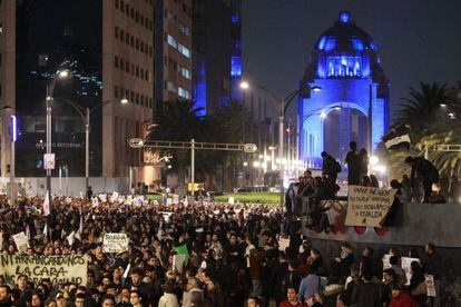 Miles de estudiantes y organizaciones sociales marchan por las calles del centro del Distrito Federal en solidaridad con los 43 estudiantes desaparecidos hace casi dos meses. Con las marchas "queremos dar un mensaje muy claro": es hora de "empezar a cambiar México", dijo Omar García, uno de los alumnos de la Escuela Normal Rural de Ayotzinapa.