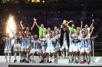 La selección de Argentina levanta la Copa del Mundo. 