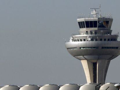 Imagen de la torre de control de la T-4 del aeropuerto Madrid-Barajas Adolfo Su&aacute;rez.