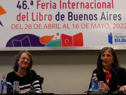 La escritora Marta Sanz, junto a Claudia Piñeiro,