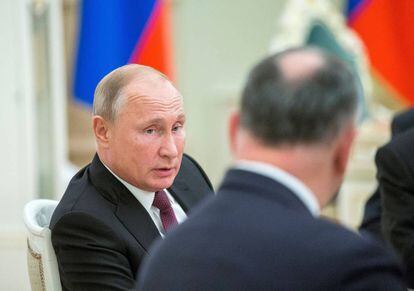 El presidente ruso, Vladímir Putin, conversa con el presidente moldavo, Igor Dodon, en el Kremlin de Moscú este miércoles.