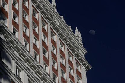 La fachada principal del Edificio España, en la plaza de España de Madrid se muestra por primera vez con la luna de fondo.