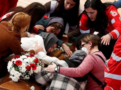 La familia de una de las víctimas del naufragio en Calabria abraza el ataúd del fallecido, el miércoles 1 de marzo en Crotona.