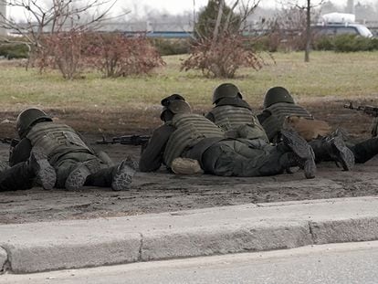 Soldados cerca del puente Habana, una las vías de acceso a Kiev, este viernes.