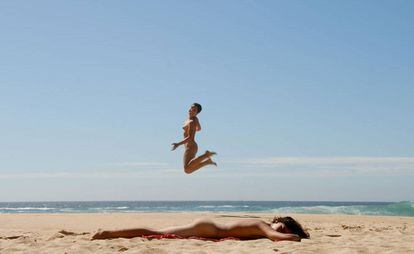 Dos mujeres en una playa nudista.