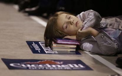 Una ni&ntilde;a dormida durante un discurso en Virginia.
