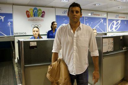El gimnasta Jesús Carballo, en el aeropuerto de Barajas momentos antes de embarcar en el avión.