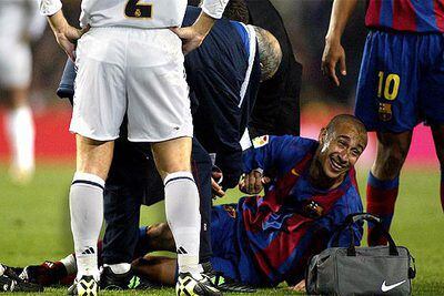 Larsson se duele en el césped del Camp Nou, el sábado, tras lesionarse.