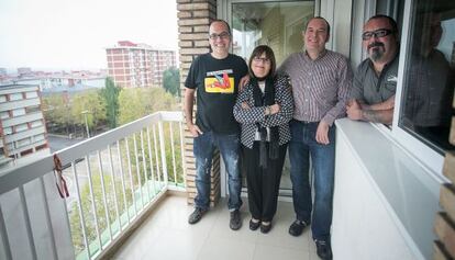 Los hermanos Abad, voluntarios del 9-N, con su madre Teresa Esteve.