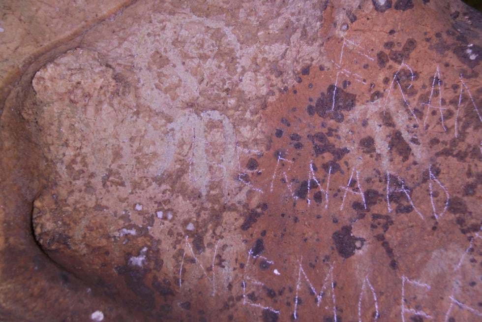 Foto sobre los daños en las pinturas rupestres de la Cueva de la Victoria, remitida por el Ayuntamiento.