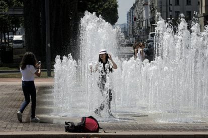 Una turista juega en una fuente de Lyon (Francia), el 22 de junio.