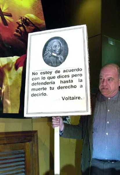 El cómico Leo Bassi sujeta un cartel en el que muestra una cita de Voltaire, ayer en Toledo.