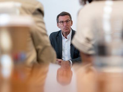Alberto Núñez Feijóo, durante una entrevista para Europa Press, en la sede del PP gallego, el 18 de agosto en Santiago.