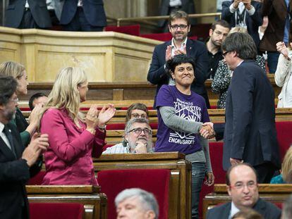 Puigdemont estrecha la mano a la diputada de la CUP Anna Gabriel.