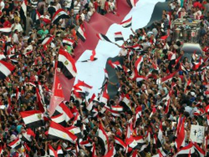 MS307. EL CAIRO (EGIPTO), 03/07/2013.- Opositores del presidente egipcio, Mohamed Mursi, se re&uacute;nen hoy, mi&eacute;rcoles 3 de julio de 2013, a las afueras del palacio presidencial en El Cairo (Egipto). Una explosi&oacute;n de j&uacute;bilo inund&oacute; hoy la plaza Tahrir tras el anuncio del Ej&eacute;rcito egipcio, que suspendi&oacute; la Constituci&oacute;n y declar&oacute; al presidente del Tribunal Constitucional como nuevo mandatario provisional del pa&iacute;s en lugar del islamista Mohamed Mursi. EFE/MOHAMMED SABER