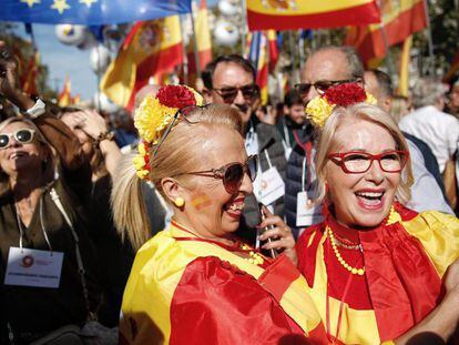 Manifestantes en la marcha de Sociedad Civil Catalana en Barcelona, este domingo. En vídeo, miles de constitucionalistas catalanes se manifiestan en las calles de Barcelona