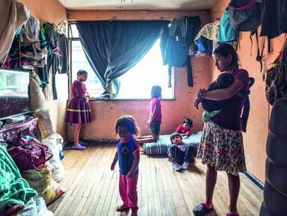 Familia de la comunidad embera, hacinada en un piso de la capital colombiana, Bogotá.