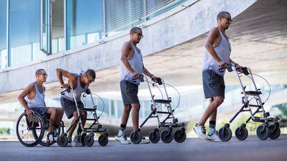 El parapléjico David Mzee se levanta y camina, en una composición fotográfica, tras serle implantado un electrodo.