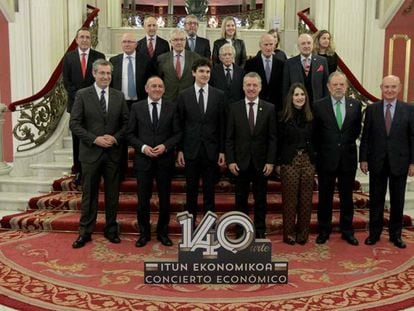 El lehendakari junto a los diputados generales y representantes de su Gobierno.