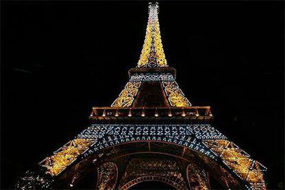 La Torre Eiffel es el gran hito de la construcción monumental en hierro forjado y la imagen de París por antonomasia. Visitada por más de seis millones de turistas al año, fue proyectada por Alexandre Gustave Eiffel, que llegó a vivir en las habitaciones de la cúspide, para Exposición Universal de París de 1900. Pesa 7.300 toneladas. (REUTERS)