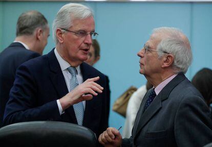 Michel Barnier conversa con Josep Borrell, este miércoles en Bruselas.