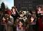 Un grupo de activistas de Myanmar sostiene el retrato de Aung San Suu Kyi, durante una protesta frente a la Universidad de las Naciones Unidas en Tokio (Japón). Las detenciones de los líderes en sus residencias de Naypidaw durante la madrugada ocurrieron solo horas antes de que el Parlamento tuviera prevista su sesión inaugural.