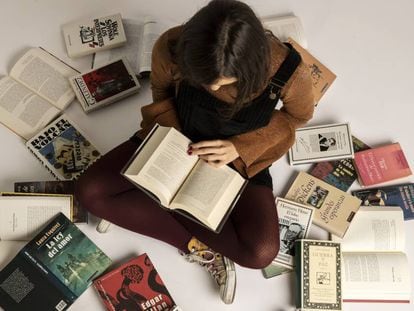 Una joven rodeada de libros del sello Círculo de Lectores.