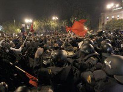 Antidisturbios de la Polic&iacute;a Nacional cargando contra los manifestantes el pasado 25 de septiembre. 