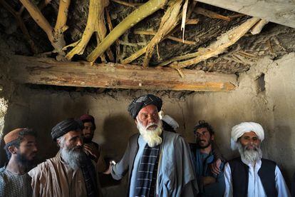 Abdul Majid, de 72 años (centro), en el interior de una de las clases en las que enseñaba el mulá Omar, fundador de los talibanes. “Él no era nadie, nadie, cuando llegó aquí. Alguien pobre, muy pobre”, repite en tono de admiración Abdul Majid.