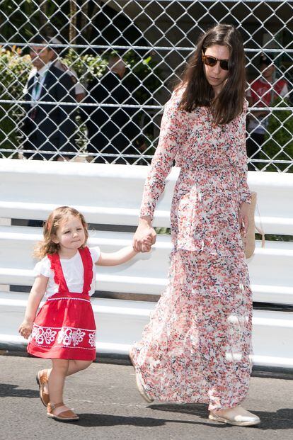 Tatiana Santo Domingo y su hija, India Casiraghi, durante el Gran Premio de Monaco de Fórmula 1 con un vestido largo y vaporoso de flores.