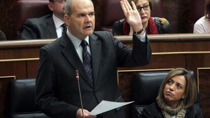 El vicepresidente tercero, Manuel Chaves en una de sus intervenciones, junto a la ministra Carme Chacón.