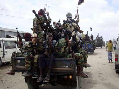 Miembros de la guerrilla de Al Shabab en Mogadiscio, Somalia, en octubre de 2010.