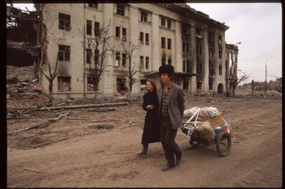 Una pareja atraviesa la devastada Grozny, la capital de Chechenia, en 1995. 