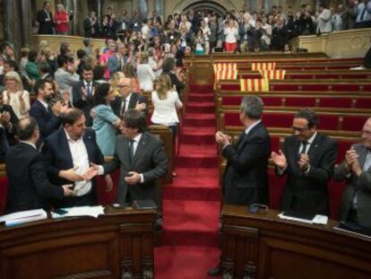 Junts pel Sí i la CUP aproven la llei del referèndum i, passada la una de la matinada, la Mesa del Parlament admet a tràmit la llei de transitorietat