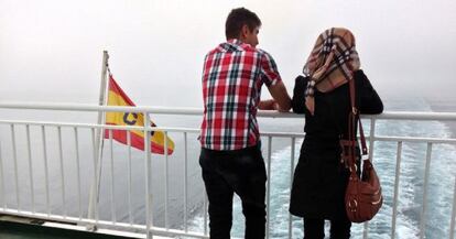 Una pareja de refugiados sirios de Kobane viaja rumbo a Málaga desde Melilla.