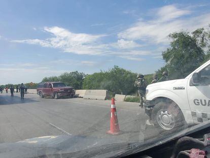 Un vehículo de la Guardia Nacional frente a la camioneta color guinda en la que viajaban los civiles, el 16 de abril en Nuevo Laredo (Estado de Tamaulipas).